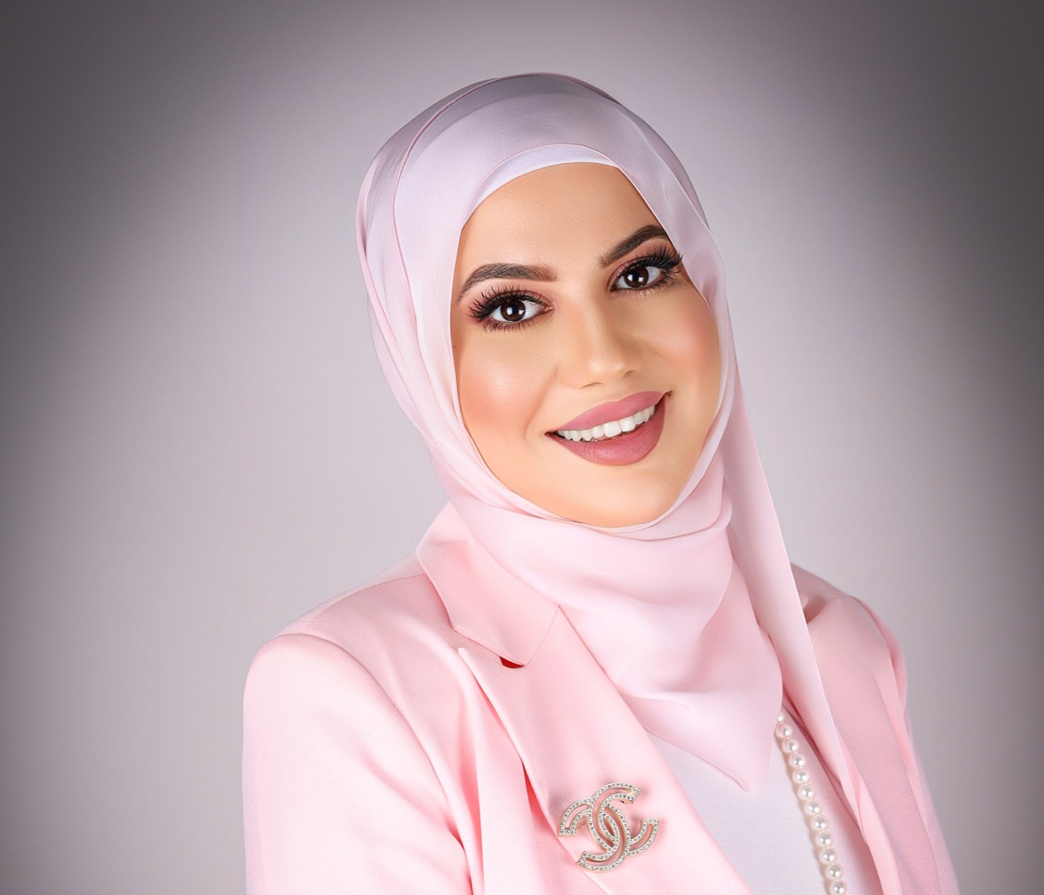 مريم بواطنه – من التقنية إلى التشافي… رحلة امرأة اختارت أن تكون نورًا للآخرين